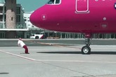 Dùng răng kéo... máy bay 50 tấn Dùng răng kéo... máy bay 50 tấn